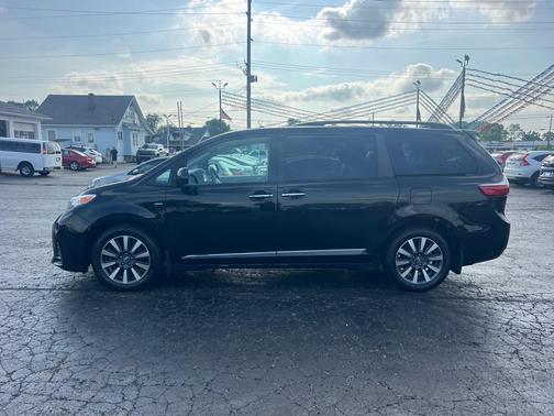 BLACK 2020 Toyota Sienna XLE