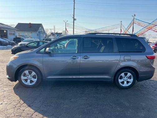 2017 Toyota Sienna LE