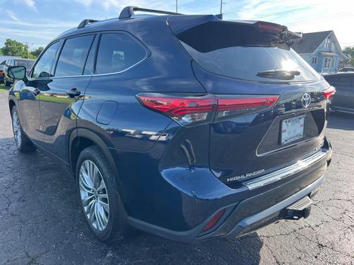 BLUE 2022 Toyota Highlander Hybrid Platinum