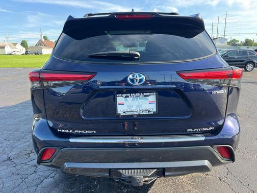 BLUE 2022 Toyota Highlander Hybrid Platinum