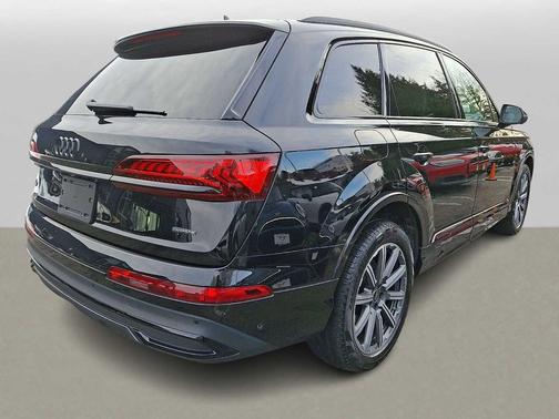 2022 Audi Q7 45 Premium Plus