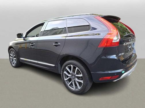 Blue 2017 Volvo XC60 T6 Dynamic