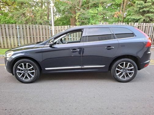 Blue 2017 Volvo XC60 T6 Dynamic