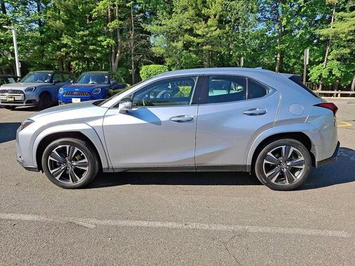 Iridium 2023 Lexus UX 250h Base