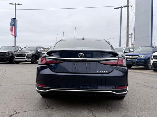 2023 Lexus ES 300h Luxury