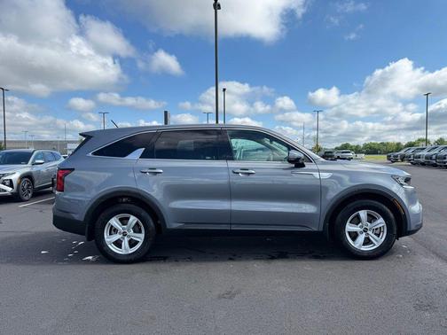 Everlasting Silver 2023 Kia Sorento LX