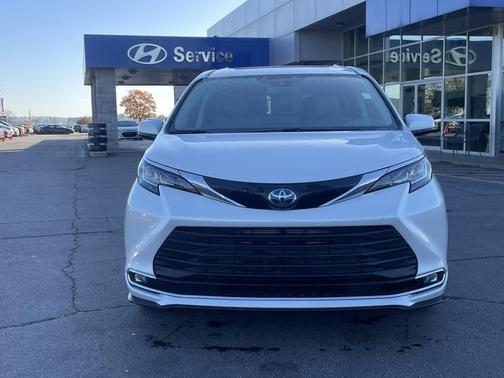 2023 Toyota Sienna XLE