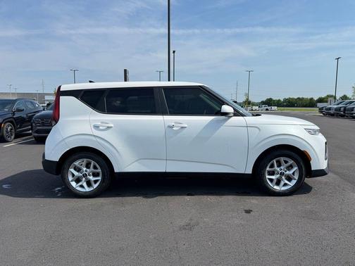 Snow White Pearl 2022 Kia Soul S