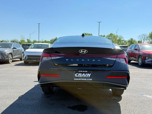 Abyss Black 2026 Hyundai ELANTRA SE