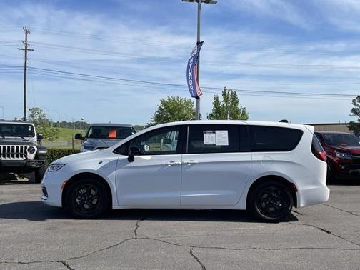 2024 Chrysler Pacifica Hybrid S Appearance Pkg