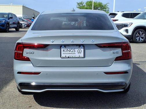 2024 Volvo S60 B5 Core Dark Theme