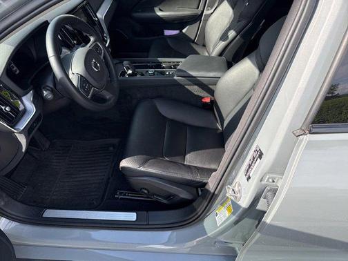 2024 Volvo S60 B5 Core Dark Theme