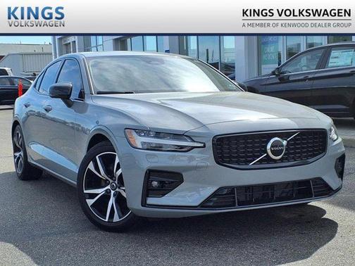 2024 Volvo S60 B5 Core Dark Theme