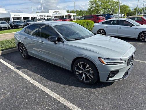 2024 Volvo S60 B5 Core Dark Theme