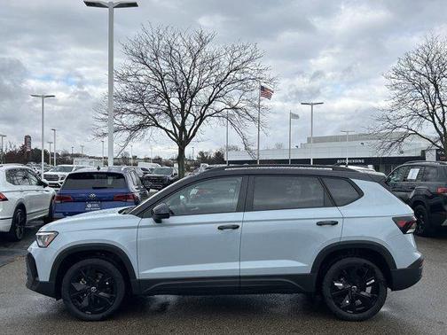 Monument Gray w/Deep Black Roof 2026 Volkswagen Taos SE Black