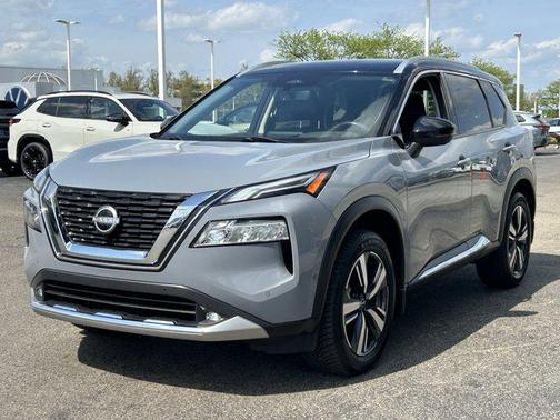 Boulder Gray Pearl/Super Black 2022 Nissan Rogue Platinum