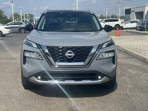 Boulder Gray Pearl/Super Black 2022 Nissan Rogue Platinum