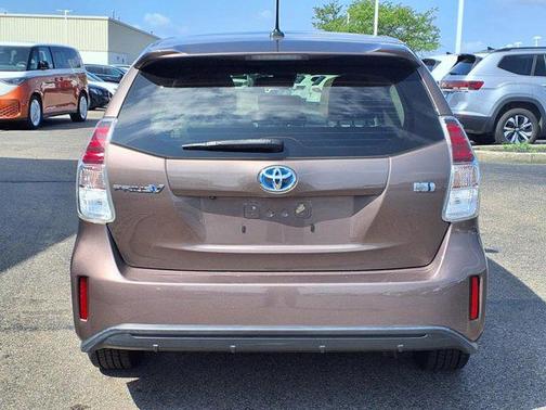 2017 Toyota Prius v Five