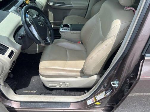 2017 Toyota Prius v Five