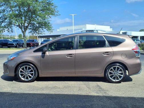 2017 Toyota Prius v Five