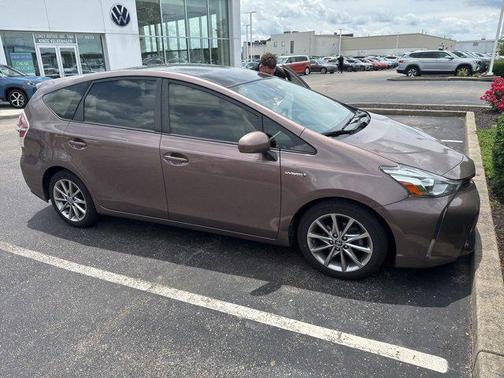 2017 Toyota Prius v Five