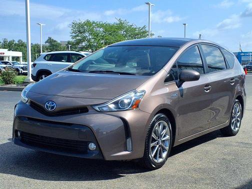 2017 Toyota Prius v Five
