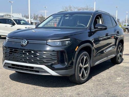 Deep Black Pearl 2026 Volkswagen Tiguan 2.0T SE 4MOTION