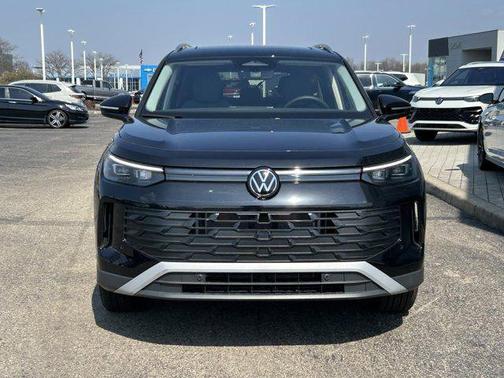 Deep Black Pearl 2026 Volkswagen Tiguan 2.0T SE 4MOTION