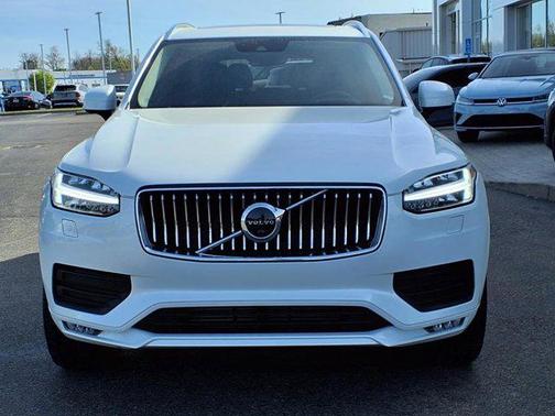 2022 Volvo XC90 T6 Momentum