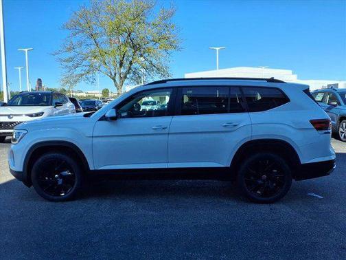 White 2026 Volkswagen Atlas 2.0T SE w/Technology 4MOTION