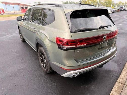Avocado Green Pearl 2025 Volkswagen Atlas 2.0T Peak Edition