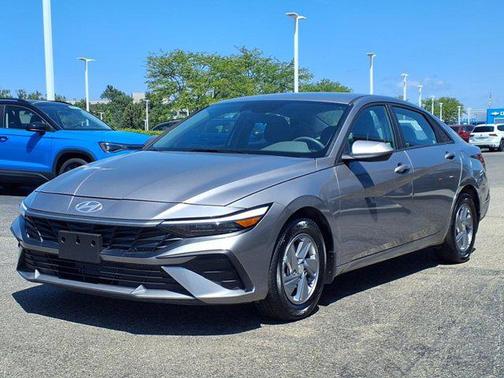 2024 Hyundai ELANTRA SE