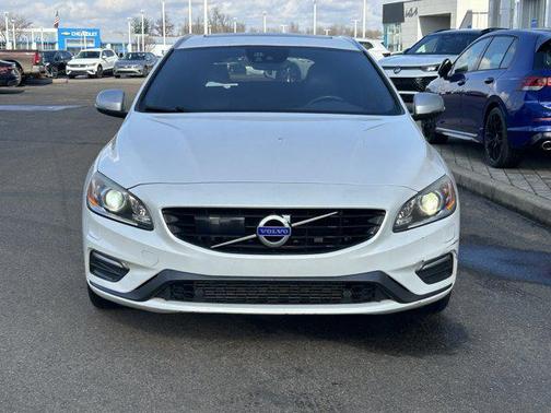 2016 Volvo V60 T6 R-Design Platinum
