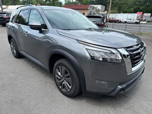 2024 Nissan Pathfinder SV