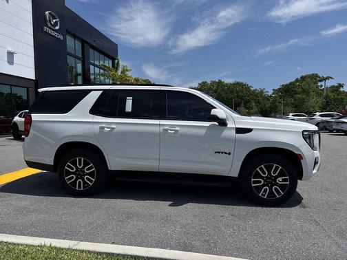 Summit White 2024 GMC Yukon AT4