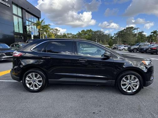 Agate Black Metallic 2022 Ford Edge Titanium