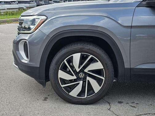 Platinum Gray Metallic 2024 Volkswagen Atlas 2.0T SE w/Technology