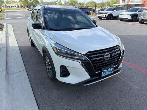 Aspen White Tricoat/Super Black 2023 Nissan Kicks SR