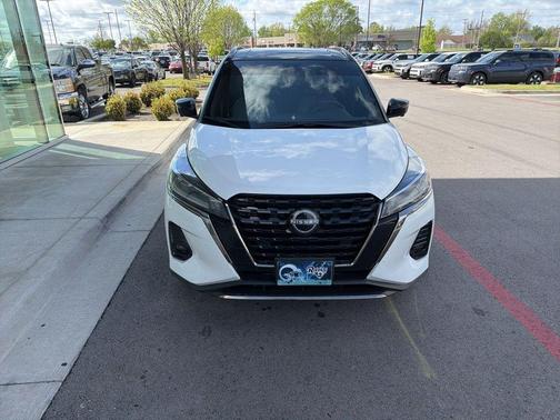 Aspen White Tricoat/Super Black 2023 Nissan Kicks SR
