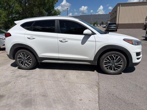 Dazzling White 2019 Hyundai TUCSON SE