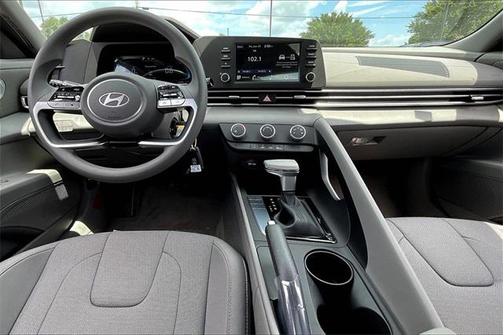 2024 Hyundai ELANTRA SE