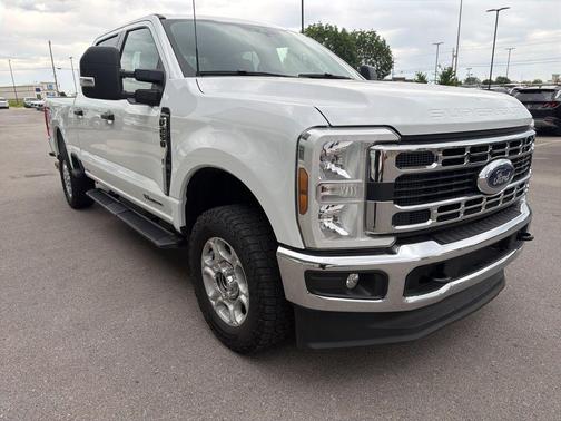 Oxford White 2025 Ford F-250 XLT