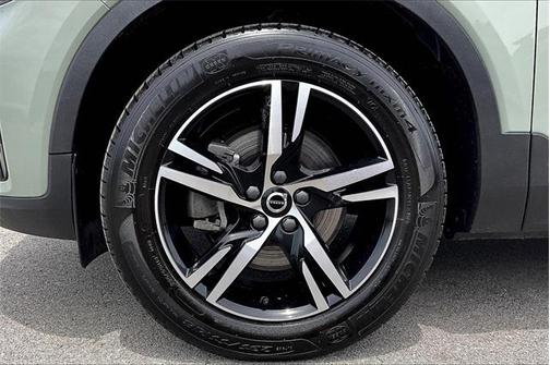 2023 Volvo XC40 B5 Plus Dark Theme