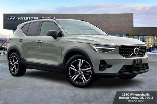 2023 Volvo XC40 B5 Plus Dark Theme