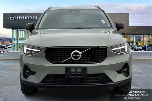 2023 Volvo XC40 B5 Plus Dark Theme