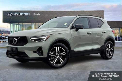 2023 Volvo XC40 B5 Plus Dark Theme
