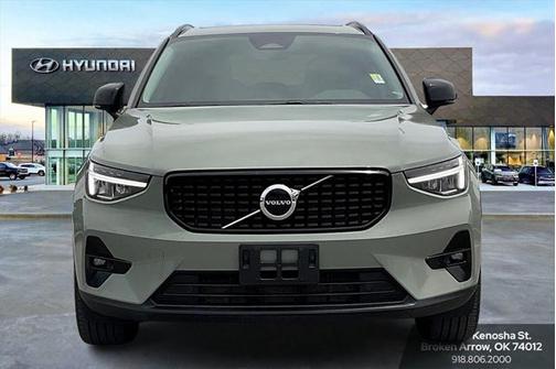 2023 Volvo XC40 B5 Plus Dark Theme