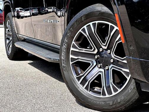 Diamond Black Crystal Pearlcoat 2024 Jeep Wagoneer L Series II 4x4