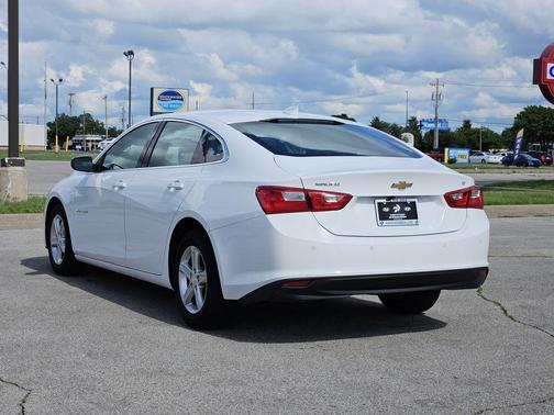 Summit White 2024 Chevrolet Malibu FWD 1LT