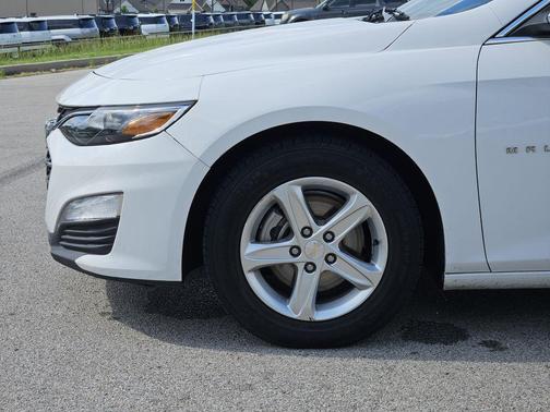 Summit White 2024 Chevrolet Malibu FWD 1LT